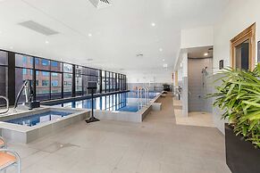 Executive Unit With Pool and Gym Near Riverfront