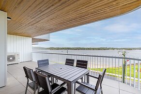 Elegantly Spacious 3-bed Unit Overlooking the Bay