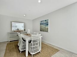 Elegantly Spacious 3-bed Unit Overlooking the Bay