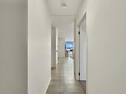 Elegantly Spacious 3-bed Unit Overlooking the Bay