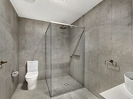 Elegantly Spacious 3-bed Unit Overlooking the Bay