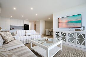 Elegantly Spacious 3-bed Unit Overlooking the Bay