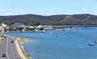 Elegantly Spacious 3-bed Unit Overlooking the Bay