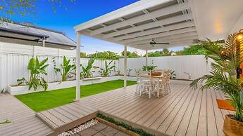 Bright and Spacious Triplex Near Holloways Beach