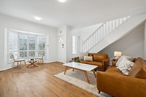 Coastal Luxury: 3-bed Townhouse 150m From Beach