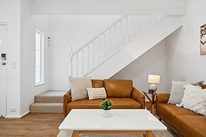 Coastal Luxury: 3-bed Townhouse 150m From Beach