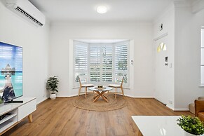 Coastal Luxury: 3-bed Townhouse 150m From Beach