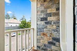 Coastal Luxury: 3-bed Townhouse 150m From Beach