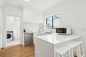 Coastal Luxury: 3-bed Townhouse 150m From Beach