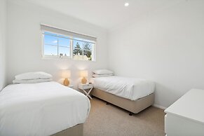 Coastal Luxury: 3-bed Townhouse 150m From Beach