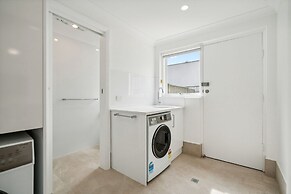 Coastal Luxury: 3-bed Townhouse 150m From Beach