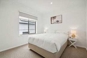 Coastal Luxury: 3-bed Townhouse 150m From Beach