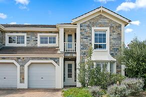 Coastal Luxury: 3-bed Townhouse 150m From Beach