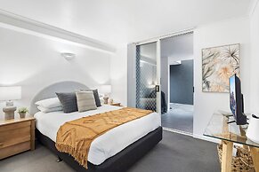 Comfy 2-bed With Pool and Secure Parking