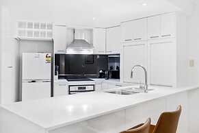 Comfy 2-bed With Pool and Secure Parking