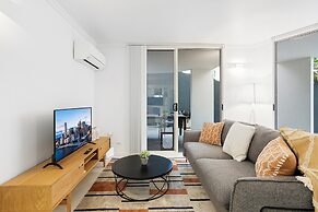 Comfy 2-bed With Pool and Secure Parking