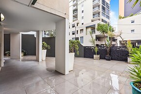 Comfy 2-bed With Pool and Secure Parking