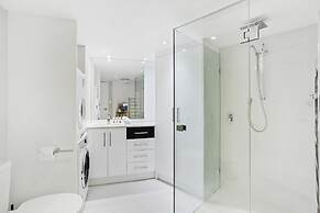 Comfy 2-bed With Pool and Secure Parking
