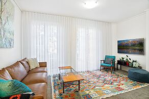 Modern East Melbourne 2-bed Apartment With Parking