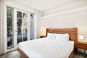 Modern East Melbourne 2-bed Apartment With Parking
