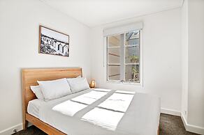 Modern East Melbourne 2-bed Apartment With Parking
