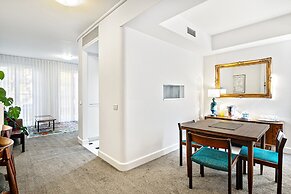 Modern East Melbourne 2-bed Apartment With Parking