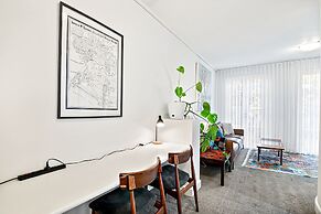 Modern East Melbourne 2-bed Apartment With Parking