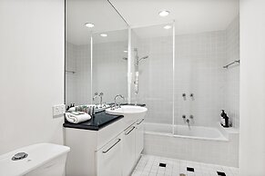 Modern East Melbourne 2-bed Apartment With Parking