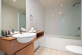 Bright 2-bed Apartment Near Wentworth Point Sights