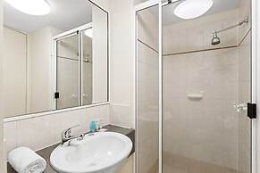 Albion Convenient Hideaway With Parking & Balcony