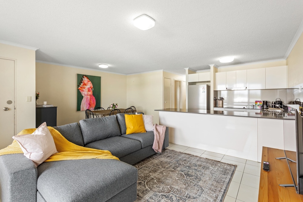 Albion Convenient Hideaway With Parking & Balcony