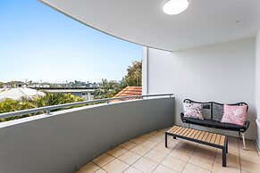 Albion Convenient Hideaway With Parking & Balcony