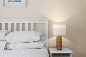 Albion Convenient Hideaway With Parking & Balcony