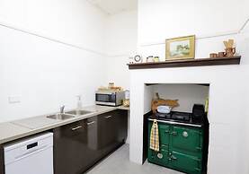 Cosy 3-bed Home With Fireplace & Outdoor BBQ