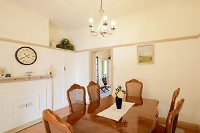 Cosy 3-bed Home With Fireplace & Outdoor BBQ