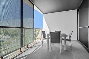 Stylish 2-bed Unit With Views & Rooftop Access