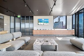 Stylish 2-bed Unit With Views & Rooftop Access