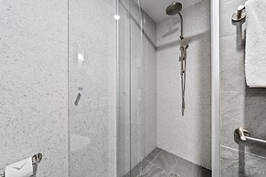 Stylish 2-bed Unit With Views & Rooftop Access