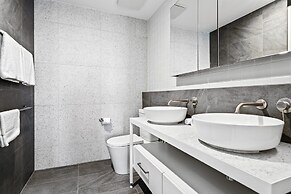 Stylish 2-bed Unit With Views & Rooftop Access