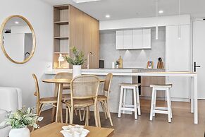 Stylish 2-bed Unit With Views & Rooftop Access