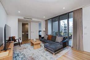Modern 1-bed Unit With Pool Views and Balcony