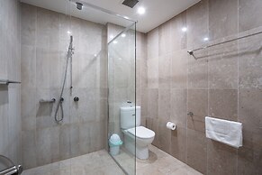 Modern 1-bed Unit With Pool Views and Balcony