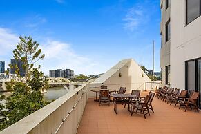 Central Brisbane Studio With Stunning River Views