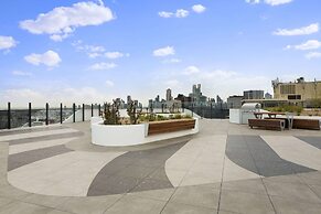 Light Filled Apartment by Albert Park Lake