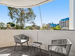 Light Filled Apartment by Albert Park Lake