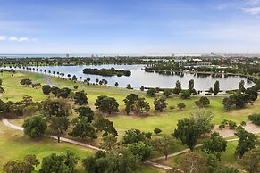 Light Filled Apartment by Albert Park Lake