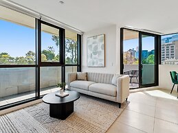 Light Filled Apartment by Albert Park Lake