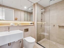 Light Filled Apartment by Albert Park Lake