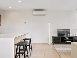 Light Filled Apartment by Albert Park Lake