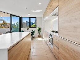 Light Filled Apartment by Albert Park Lake